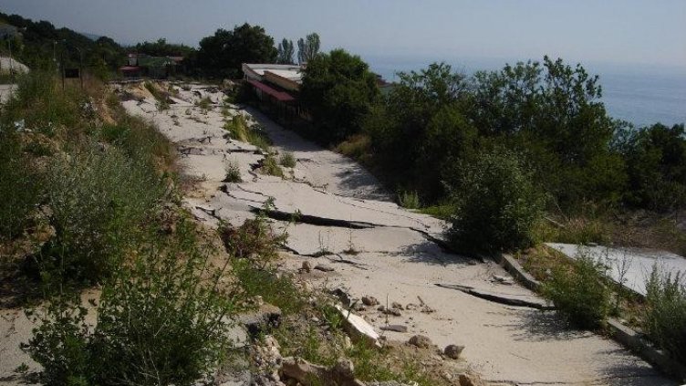 Хотелиери притеснени: Свлачища откъсват „Златни пясъци”