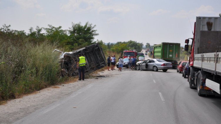 Пиян тираджия обърна влекач на магистралата