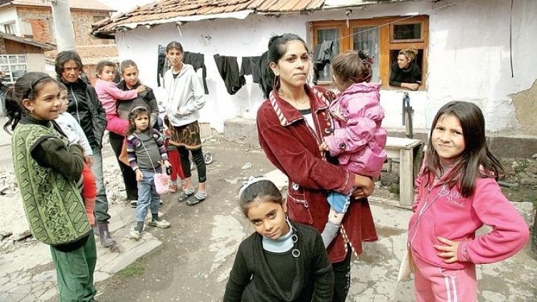 Ромките ни вдигат демографията, българката има едно. Топим се!