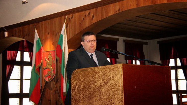 Сотир Цацаров иска отстраняване на две прокурорки от Варна
