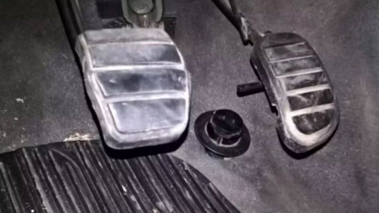 Знаете ли: Защо много от автомобилите имат бутон под педала на газта?