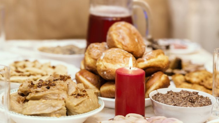 Зaпочват Коледните пости