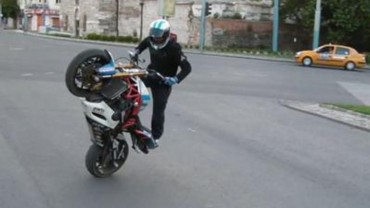 Мотористи се снимат да карат с 250 км/ч в насрещното