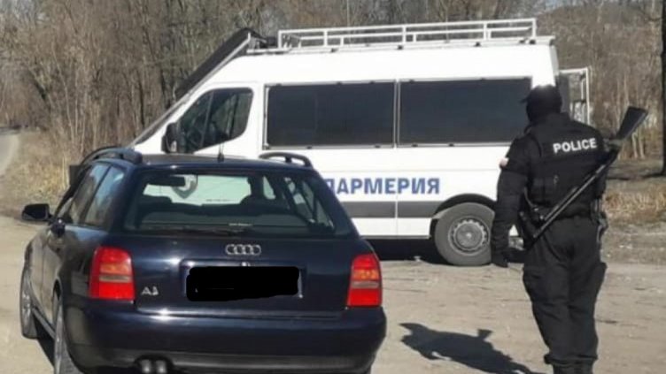 Задържаха 11 души при масирана полицейска акция до Белослав и Синдел