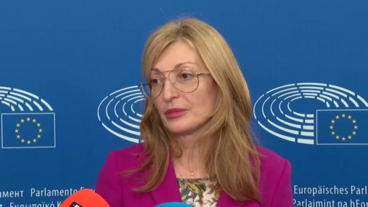 Депутатите освободиха Екатерина Захариева от парламента