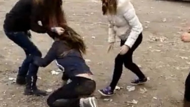 Едните се млатят зверски, другите одобрително крякат и снимат… Децата ни