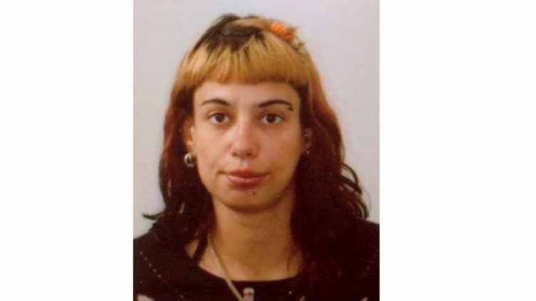 Полицията издирва жена с пиърсинг на устната и татуиран дракон