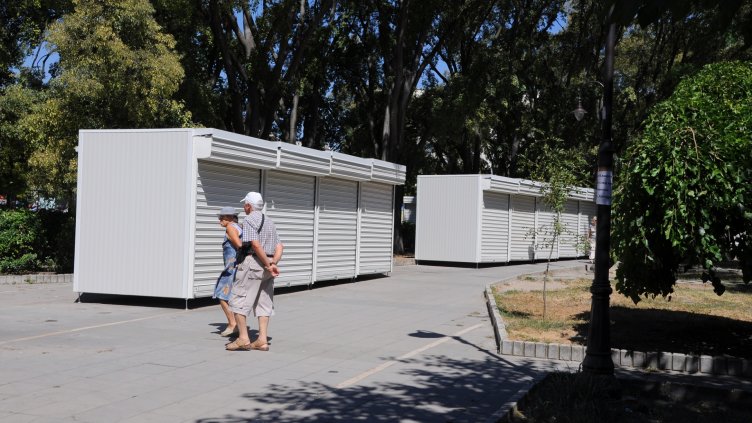 Стовариха новите павилиони за цветя до катедралата във Варна