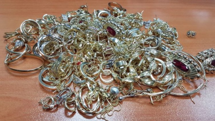 Румънец кътал над 2 кила злато в джобовете си