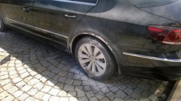 Мъж запали депутатска кола и викна: Да живее анархията!