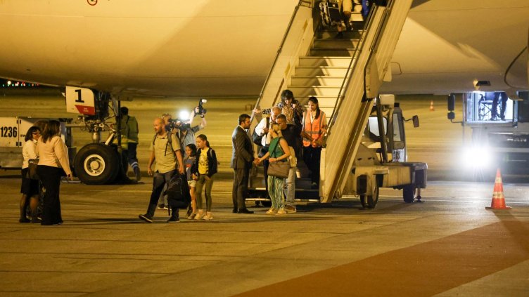 89 евакуирани българи от Израел кацнаха в София