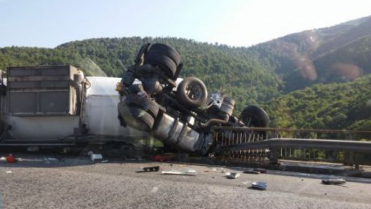 Спасиха шофьора на катастрофиралата цистерна