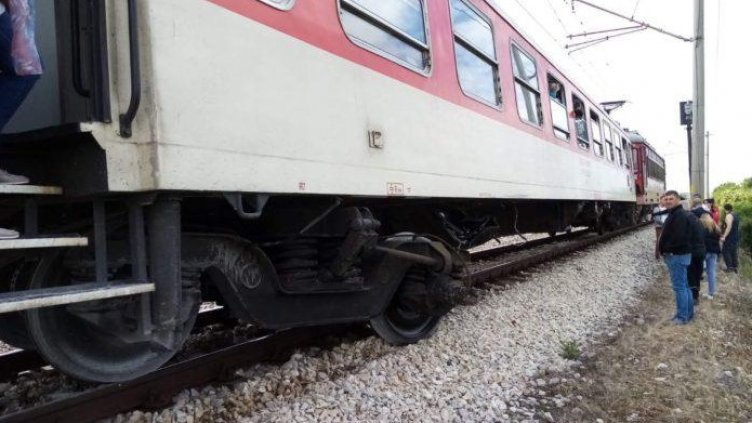 Блъснатият от влак е жив, оказа се момче, свалено от трена