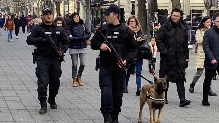 Полицаи и жандармеристи с автомати ще пазят реда у нас