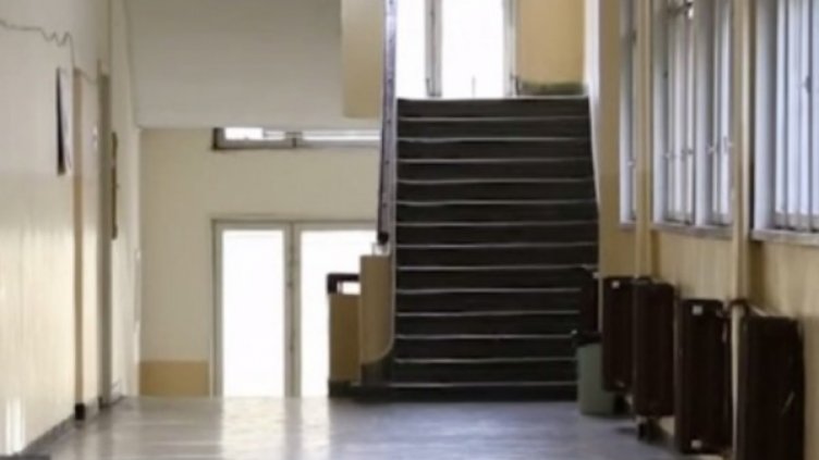 Деца не влизат в час заради агресивен съученик