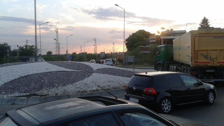 Тир задръсти кръговото движение под Максуда  (СНИМКИ)