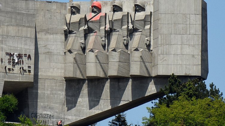Пaметникът на българо-съветската дружба във Варна отново е &quot;разкрасен&quot; (СНИМКИ)