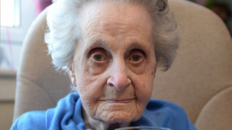 С по 20 цигари на ден и чаша вино Мейси навърши 102 г.! 