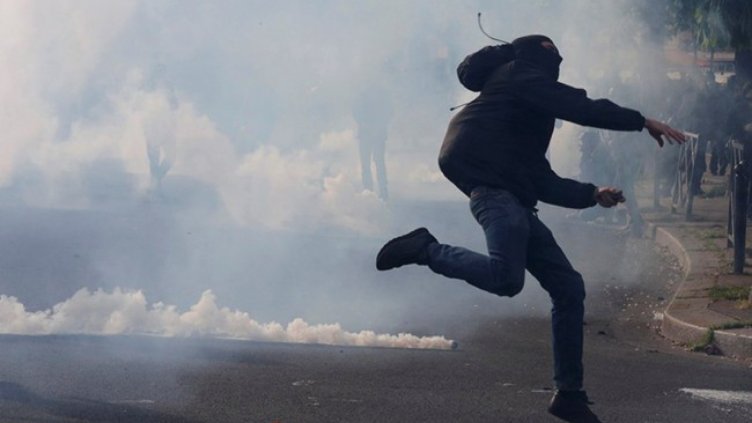 Десетки младежи влязоха в сблъсъци с полицията при протести в Париж