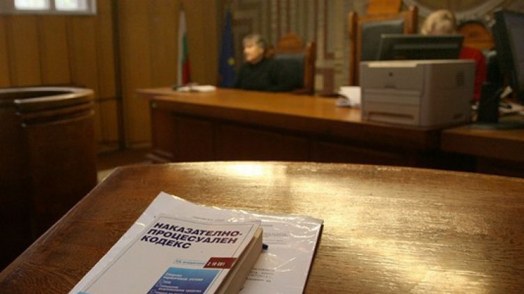 Осъдиха условно двама биячи с бухалка на пътя