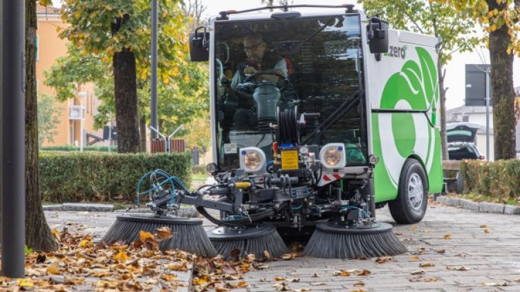 Скоро: Машини заменят лелите с метлите по варненските улици