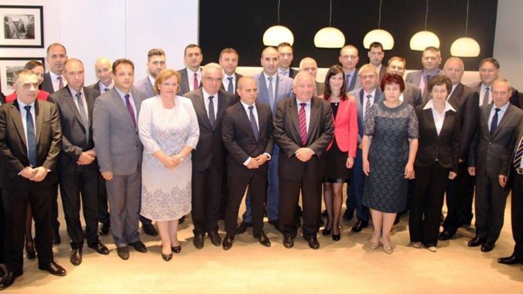 Кметът на Варна Иван Портних, заедно с колегите си от други български общини, се снимаха за спомен с председателя на ЕНП Жозеф Дол по време на посещението си в Брюксел.