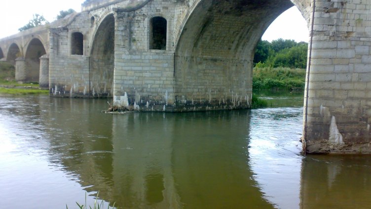 Мостът на Колю Фичето край Бяла се руши