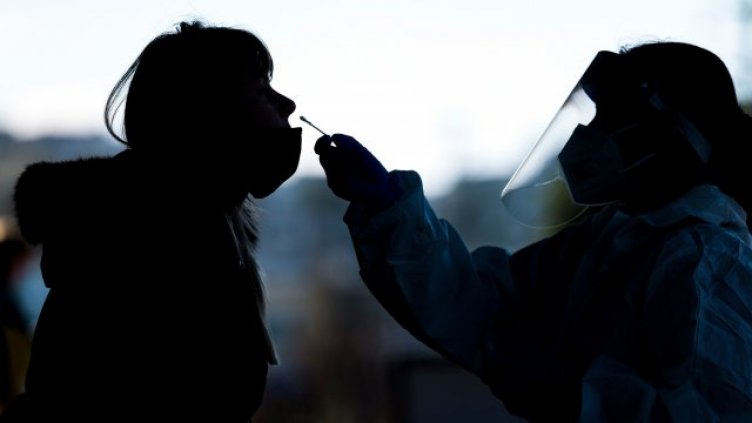 Възрастните по-често се заразяват повторно с Ковид-19, сочи изследване