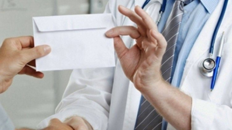 Всеки десети дава подкуп на лекар