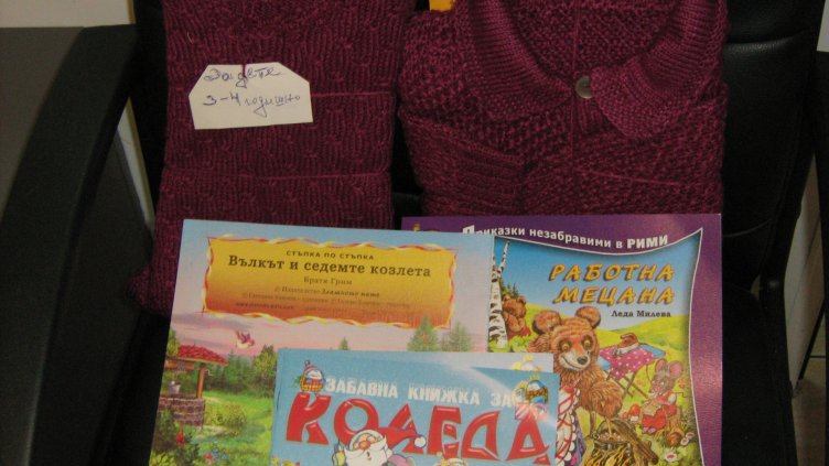 Баба Пенка оплете дрешки за кампанията КОЛЕДА ТЕ ПРЕГРЪЩА