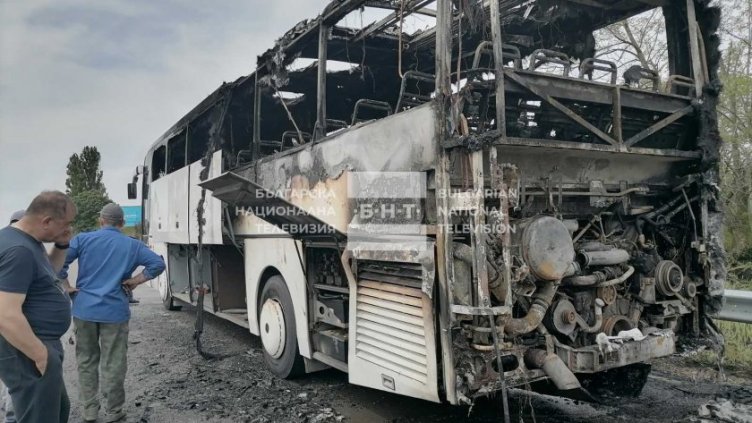 Автобус изгоря на пътя до с. Приселци (Обновена)