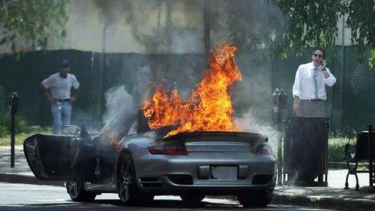 Наш тийнейджър запали "Порше" на пътя