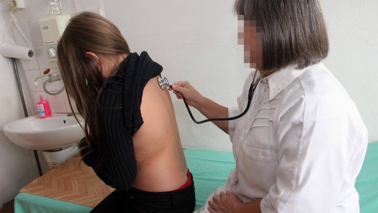 Родители се жалят от лични лекари: Взимат ни пари за картоните с ваксини