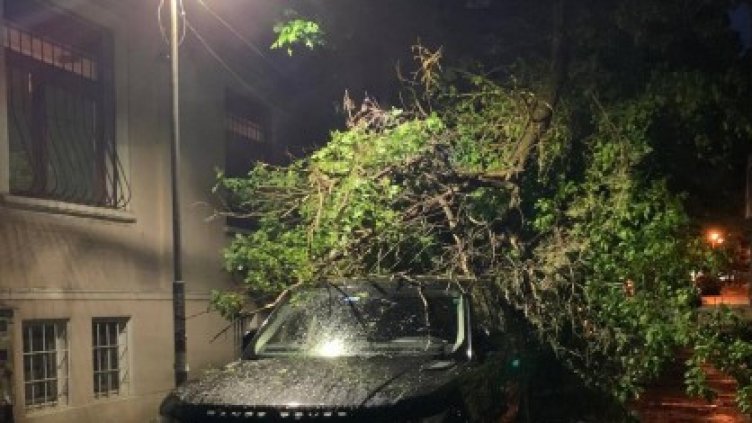 Kлон премаза луксозен джип в центъра на Варна