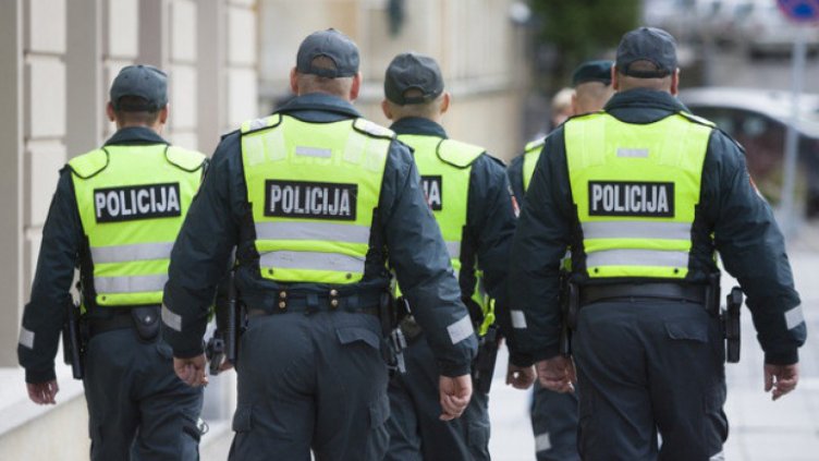 Задържаха трима българи за трафик на мигранти в Сърбия