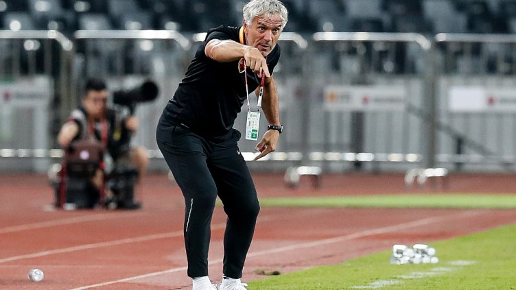 Роберто Донадони поема "Лудогорец"?