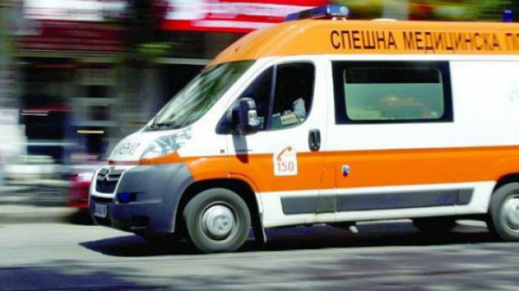 Разследват смъртта на 2-годишното дете, починало на път за болница