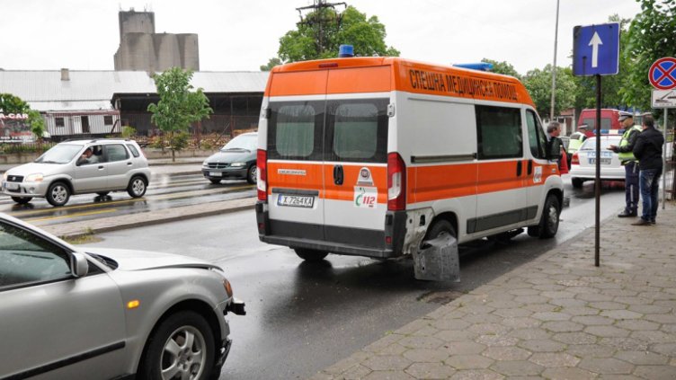 Майка остави бебето си затворено в кола, извикаха полиция