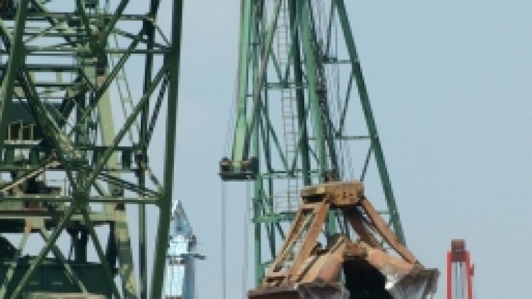 Данъчни следят корабите с жито на портовете във Варна и Бургас