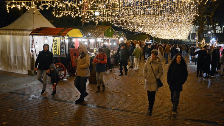 Огнено шоу „Палячи“ и коледари радват варненци