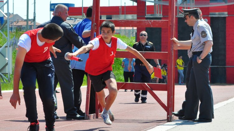 Млади огнеборци демонстрират умения във Варна