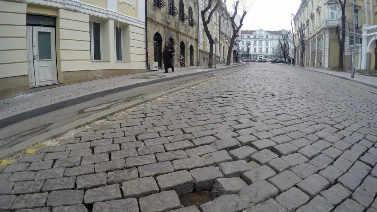 Вече липсват павета от новоремонтираната улица Преслав (СНИМКИ)