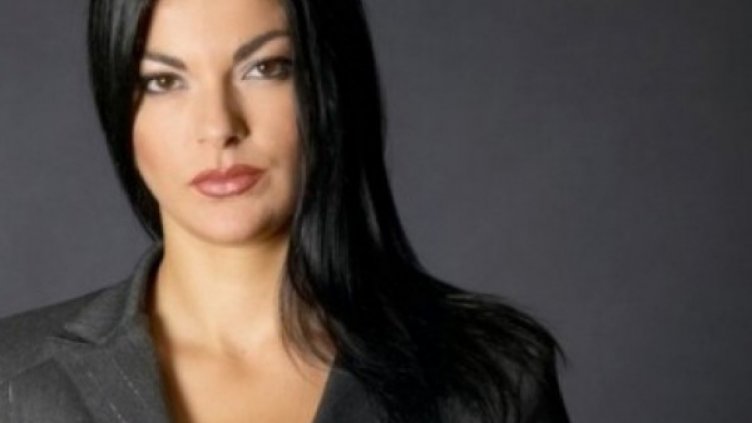 Полицайката Анна - миска, певица и журналистка