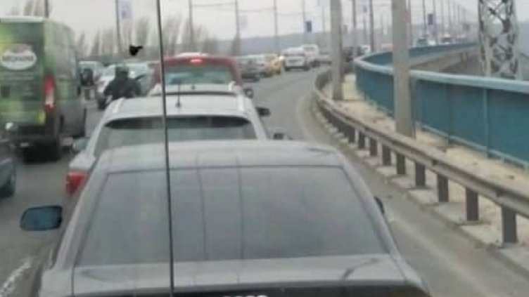 Автобус блъсна кола във Варна, в опит да я заобиколи