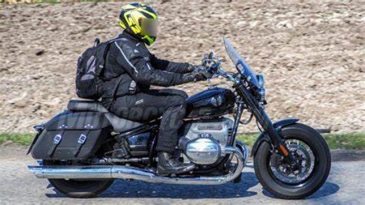 Украинец с мотоциклет се заби в земен насип в с. Кичево