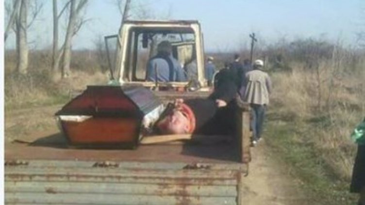 Пиян поп заспа до ковчега с мъртвеца