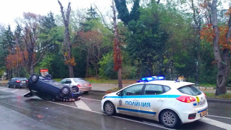 Кола се обърна по таван на бул. "Приморски" във Варна (СНИМКИ)