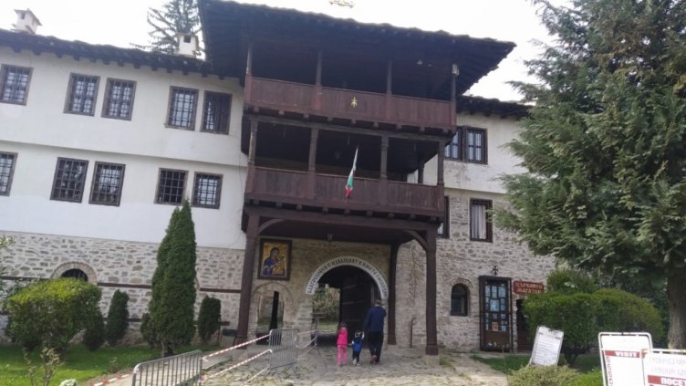 Троянският манастир остана почти празен на най-светлия християнски празник