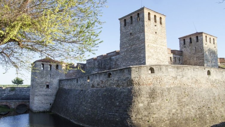 Крепостта "Баба Вида" се самосрутва