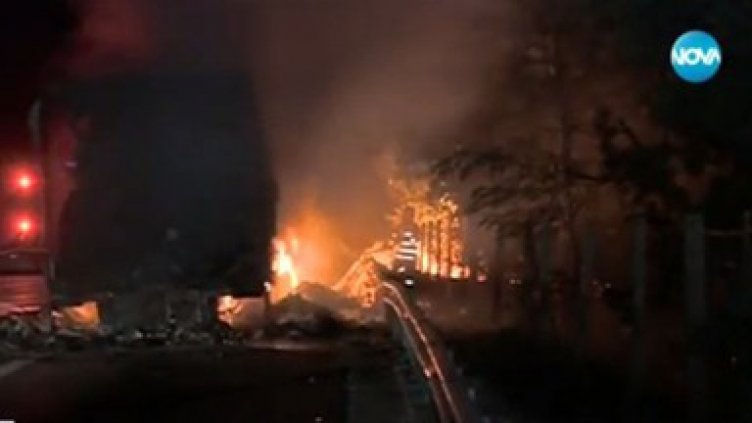 Шофьорът на изгорелия тир: Огънят тръгна от двигателя